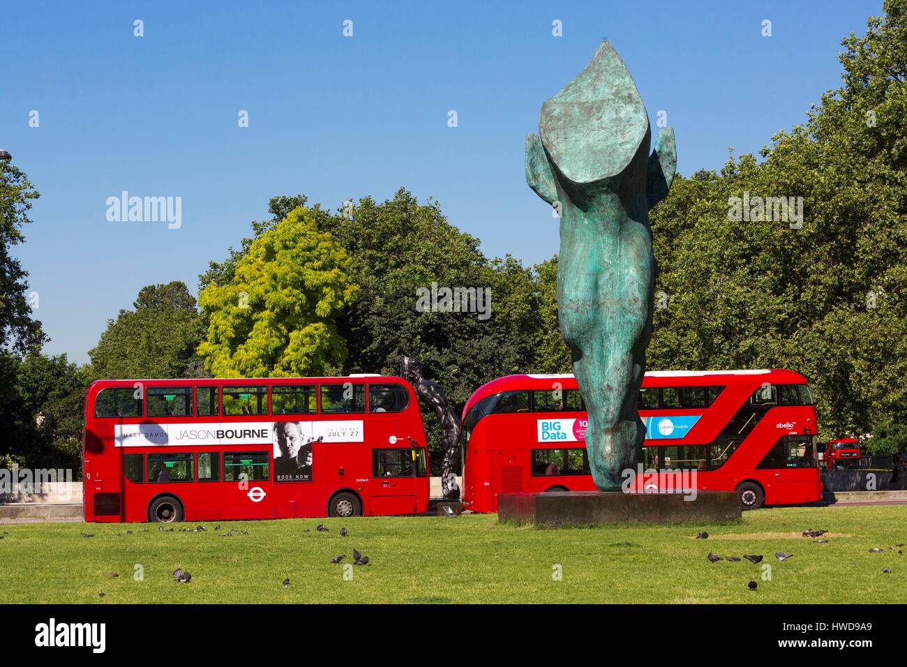 Royaume-uni, Londres, Hyde Park, près de Marble Arch, grande sculpture en bronze tête de cheval de travail Fiddian-Green Nic, les bus à impériale rouge Banque D'Images