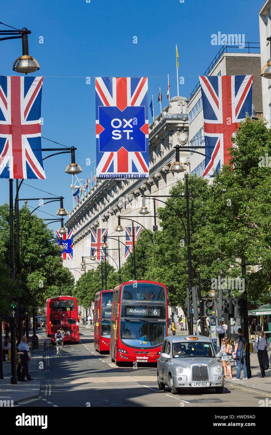 Royaume-uni, Londres, Oxford Street et Marylebone Mayfair entre districts, le grand magasin Selfridges, double decker bus et London cab gris, Royaume-Uni drapeaux Banque D'Images