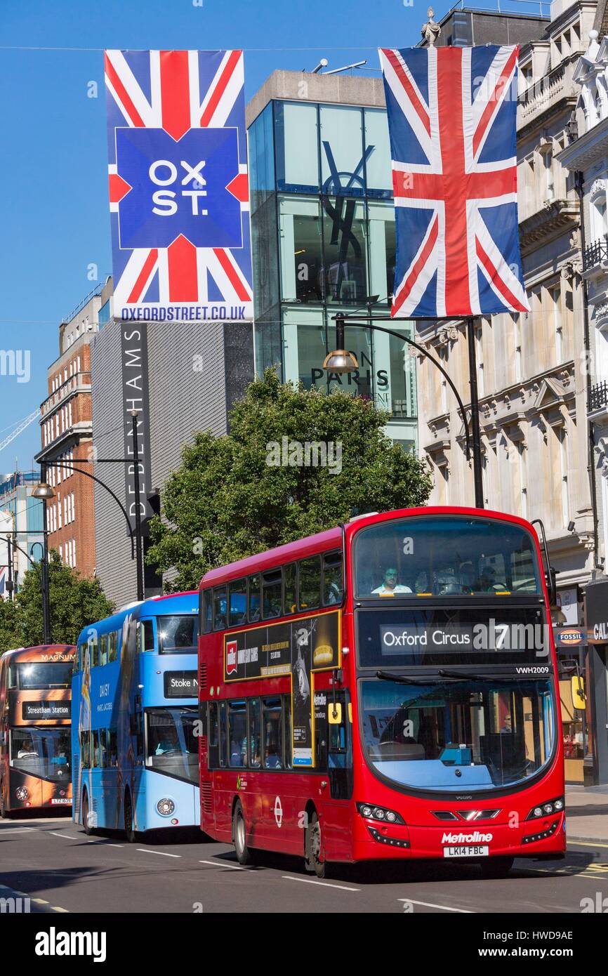 Royaume-uni, Londres, Oxford Street et Marylebone Mayfair entre districts, grands magasins, Yves Saint Laurent boutique, Royaume-Uni drapeaux Banque D'Images