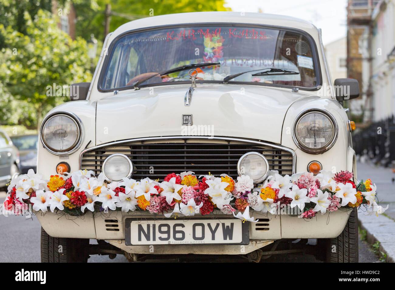 Royaume-uni, Londres, Notting Hill, Portobello, old vintage car décorées de fleurs Banque D'Images