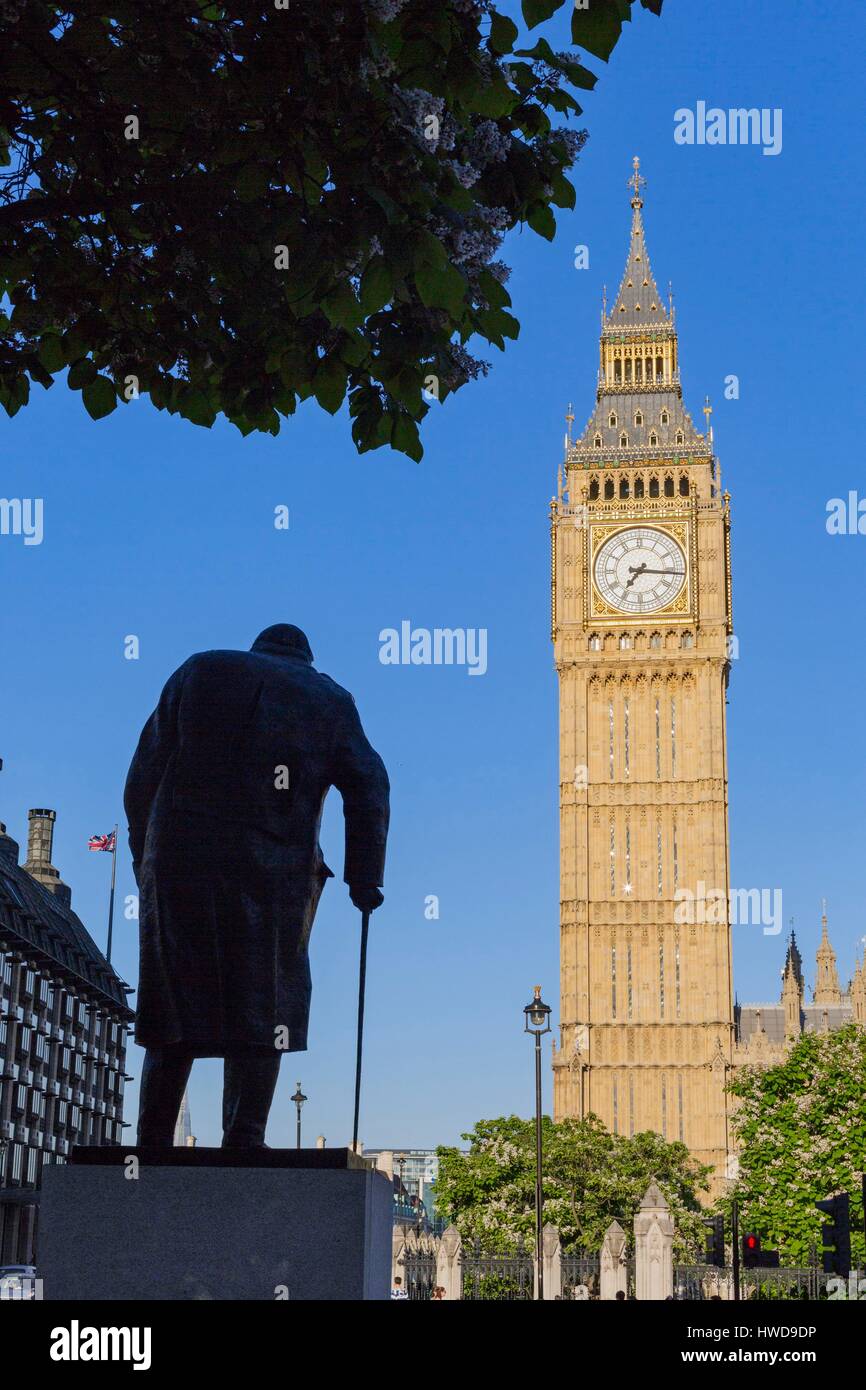 Royaume-uni, Londres, Westminster district la tour de l'horloge du Palais de Westminster ou Elizabeth Tower abrite le célèbre Big Ben bell, en silhouette statue du Premier ministre Sir Winston Churchill, pavillon britannique Banque D'Images