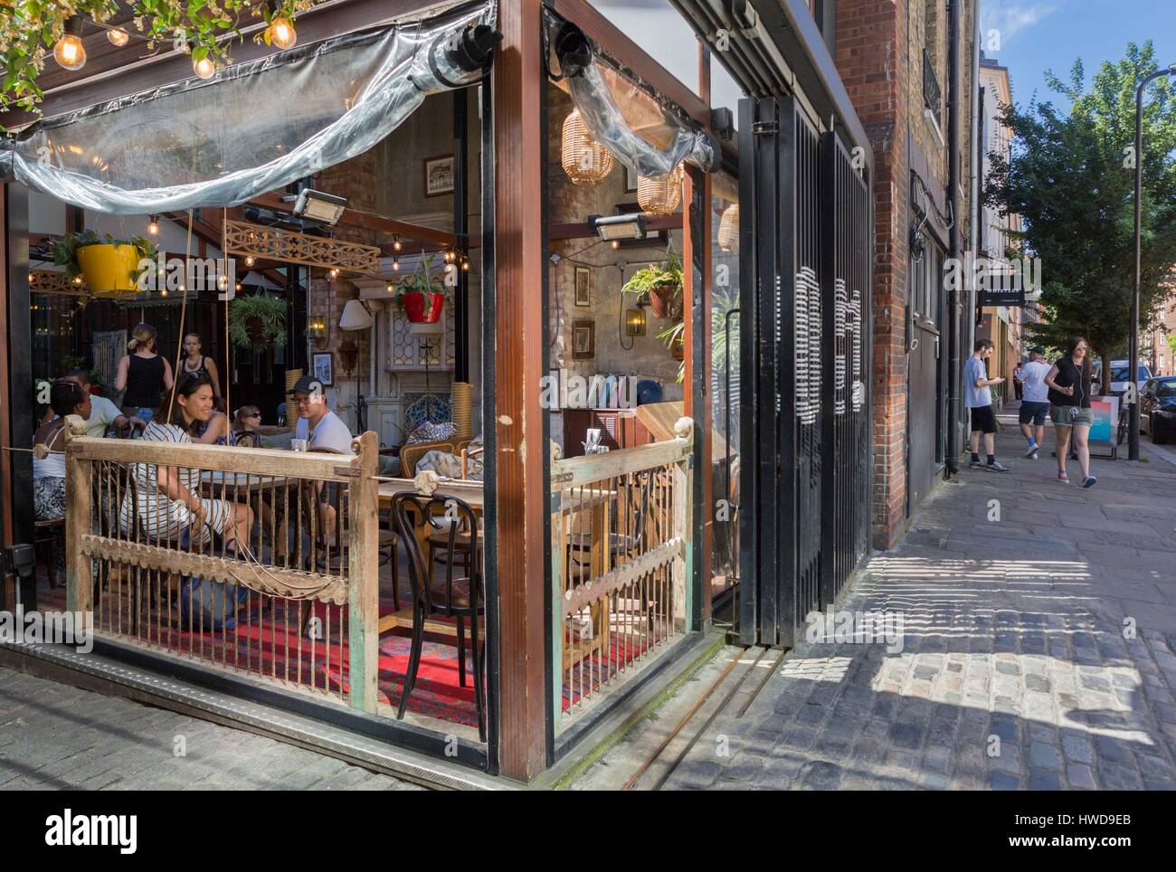 Royaume-uni, Londres, quartier de Shoreditch Boundary Street, le restaurant indien Dishoom café avec une terrasse couverte Banque D'Images