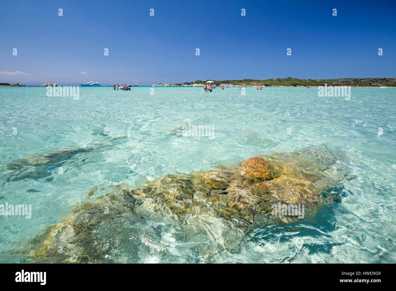 France, Corse du Sud, Bonifacio, bleu turquoise et peu d'eaux profondes de  la baie de Piantarella depuis la plage à l'ouest de l'île Piana Photo Stock  - Alamy
