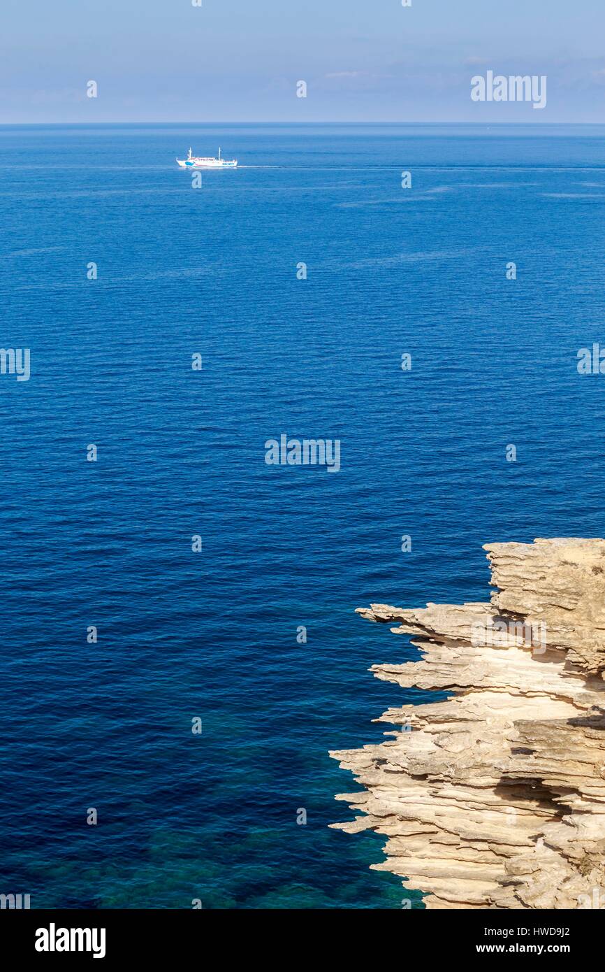 France, Corse du Sud, Bonifacio, côte Accore, un ferry assure la liaison entre Bonifacio et la Sardaigne Banque D'Images