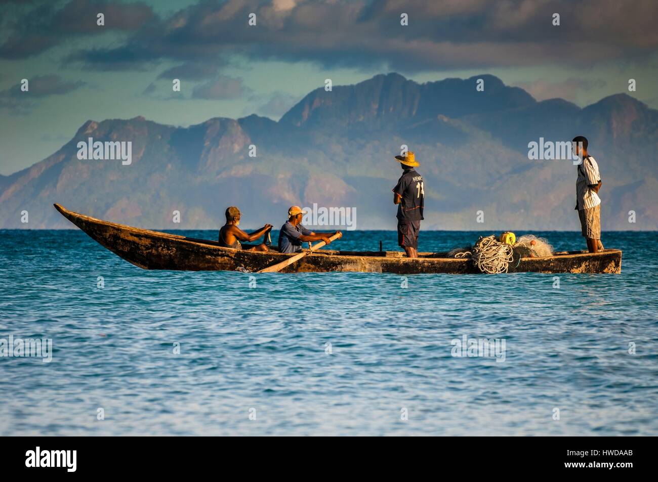 Les Seychelles, l'île de Mahé, Beau Vallon, les pêcheurs dans leur Katiolo (pirogue) traditionnelles de pêche à la senne, Banque D'Images