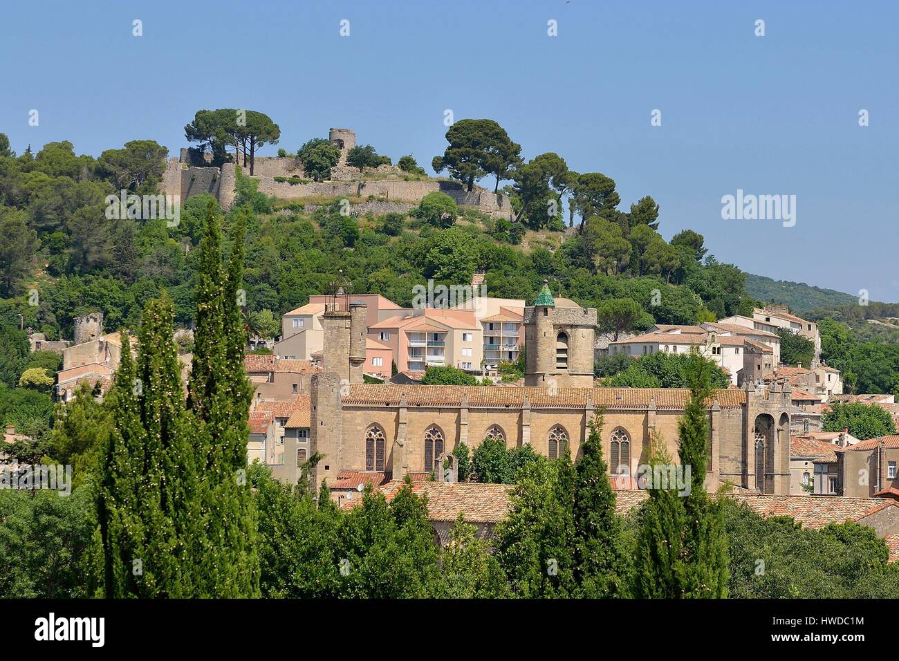 La France, l'Hérault, Clermont l'Hérault, l'église St Paul et vestiges du château féodal Banque D'Images