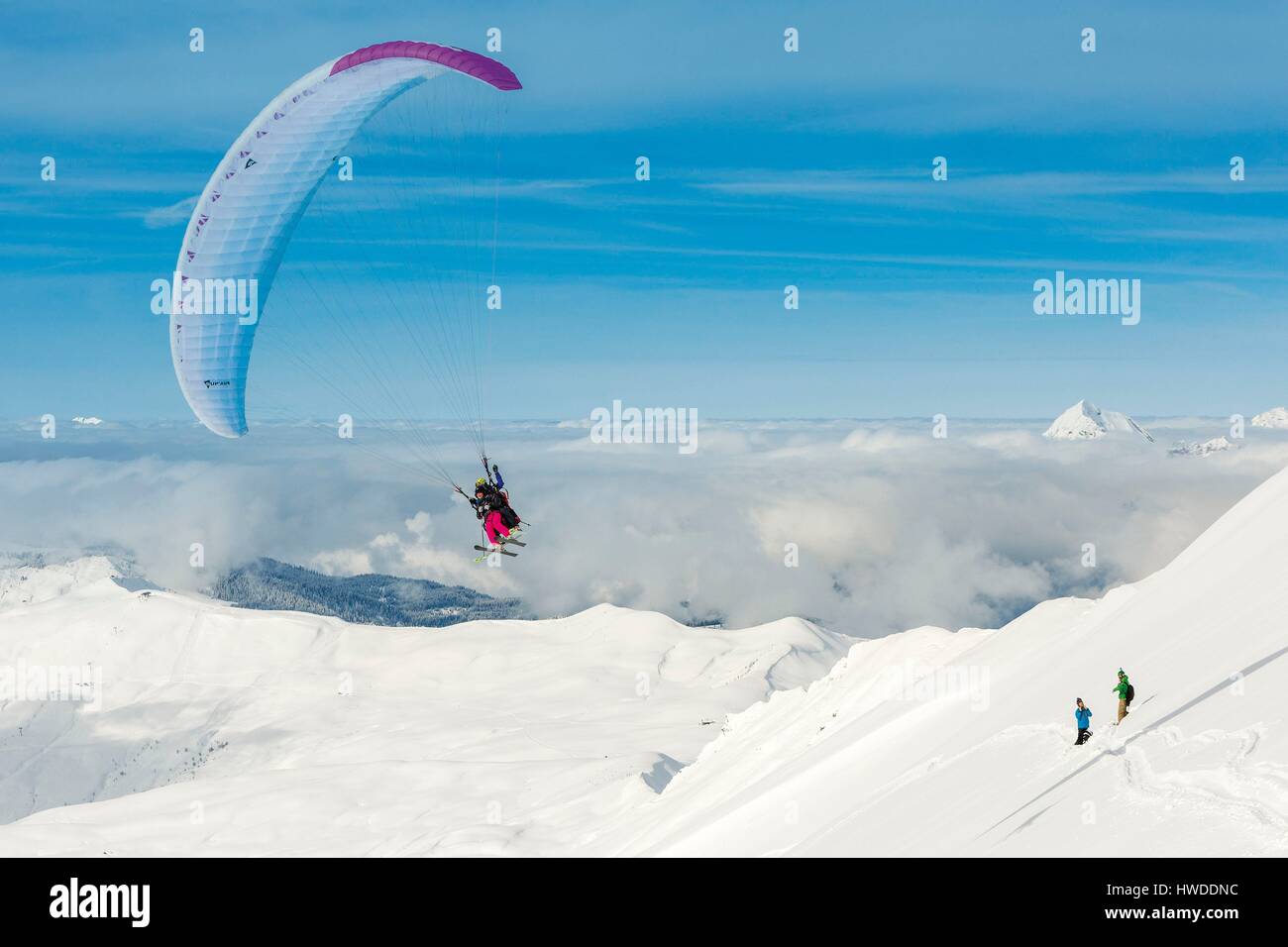 France, Savoie, Beaufortain, Hauteluce, Les Contamines, étape de la vie de sports d'hiver, le parapente au-dessus d'un paysage de montagne enneigé Banque D'Images