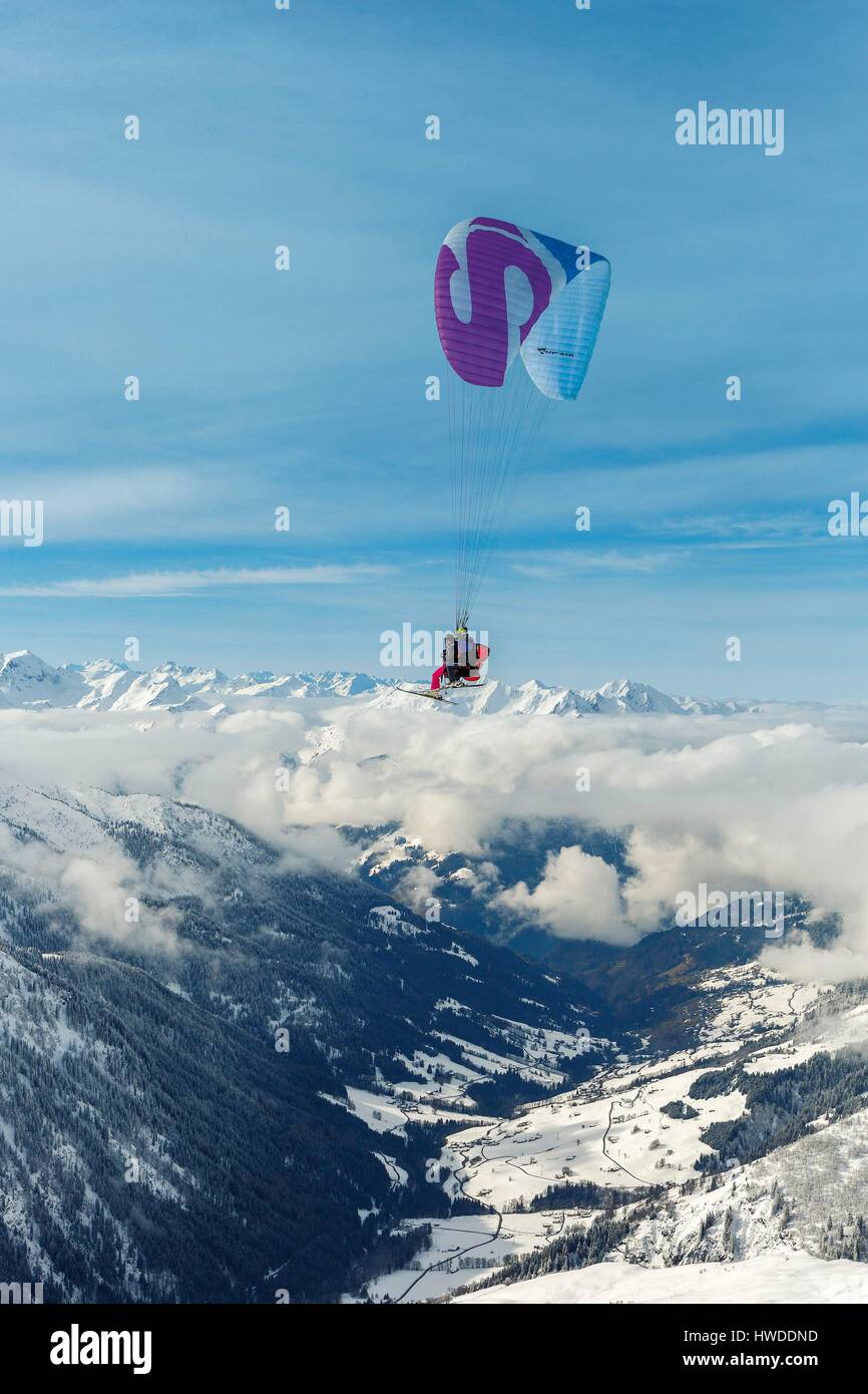 France, Savoie, Beaufortain, Hauteluce, Les Contamines, étape de la vie de sports d'hiver, le parapente au-dessus d'un paysage de montagne enneigé Banque D'Images