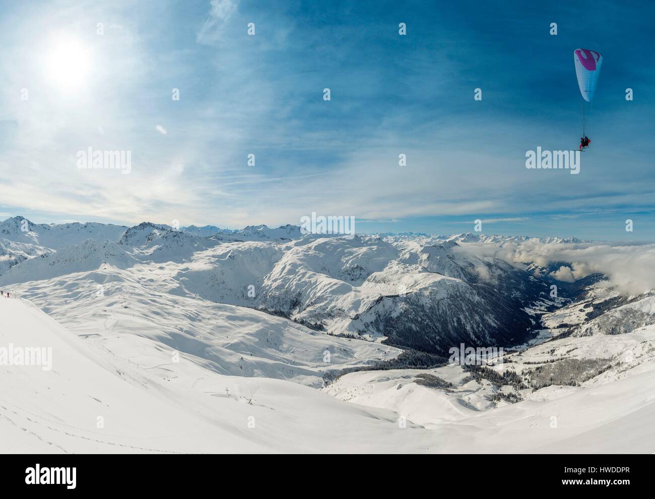 France, Savoie, Beaufortain, Hauteluce, Les Contamines, étape de la vie de sports d'hiver, le parapente au-dessus d'un paysage de montagne enneigé Banque D'Images