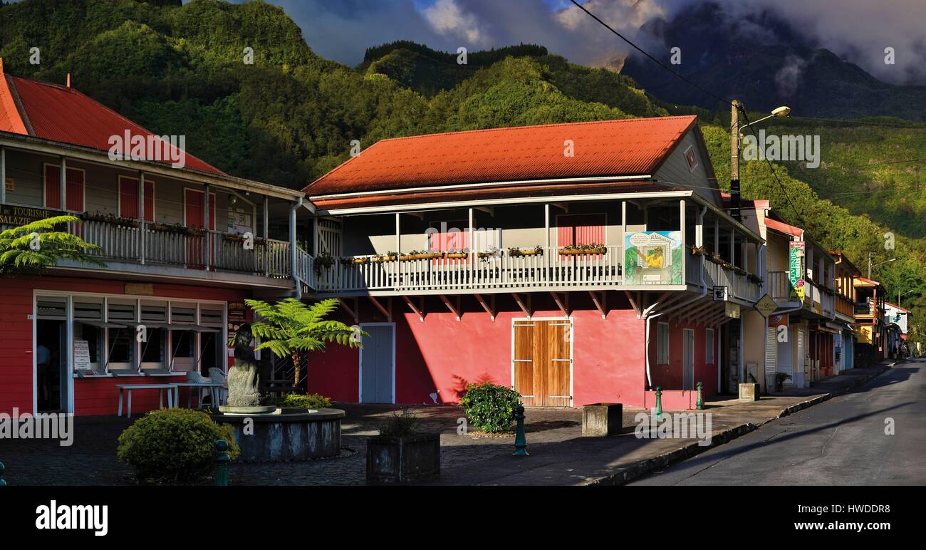 La France, l'île de la Réunion (département français d'outre-mer), classée au Patrimoine Mondial de l'UNESCO, Salazie, Hell-Bourg, dapper peint rose maisons dans un village de fond de cirque de rue Banque D'Images