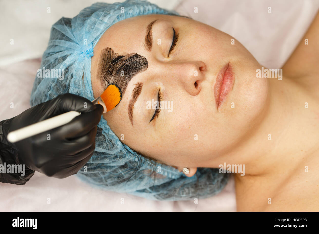 La cosmetologist applique le nanogel de carbone pour la peau du visage du  client. Préparation pour le traitement au laser de la peau. Peeling visage  de carbone Photo Stock - Alamy