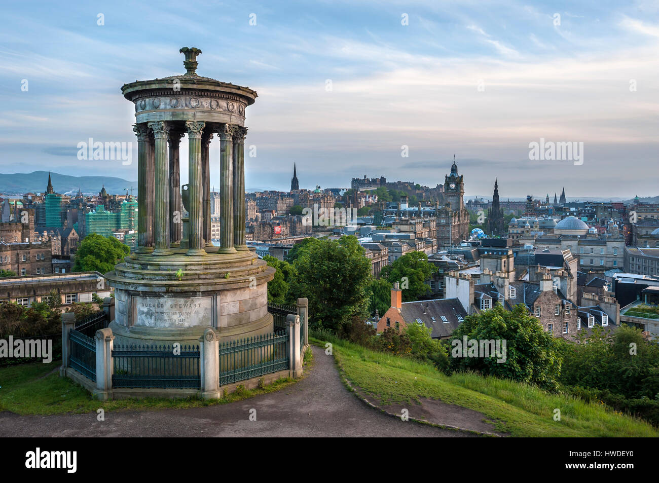Vue sur Édimbourg depuis Calton Hill avec le monument Dugald Stewart au premier plan Banque D'Images