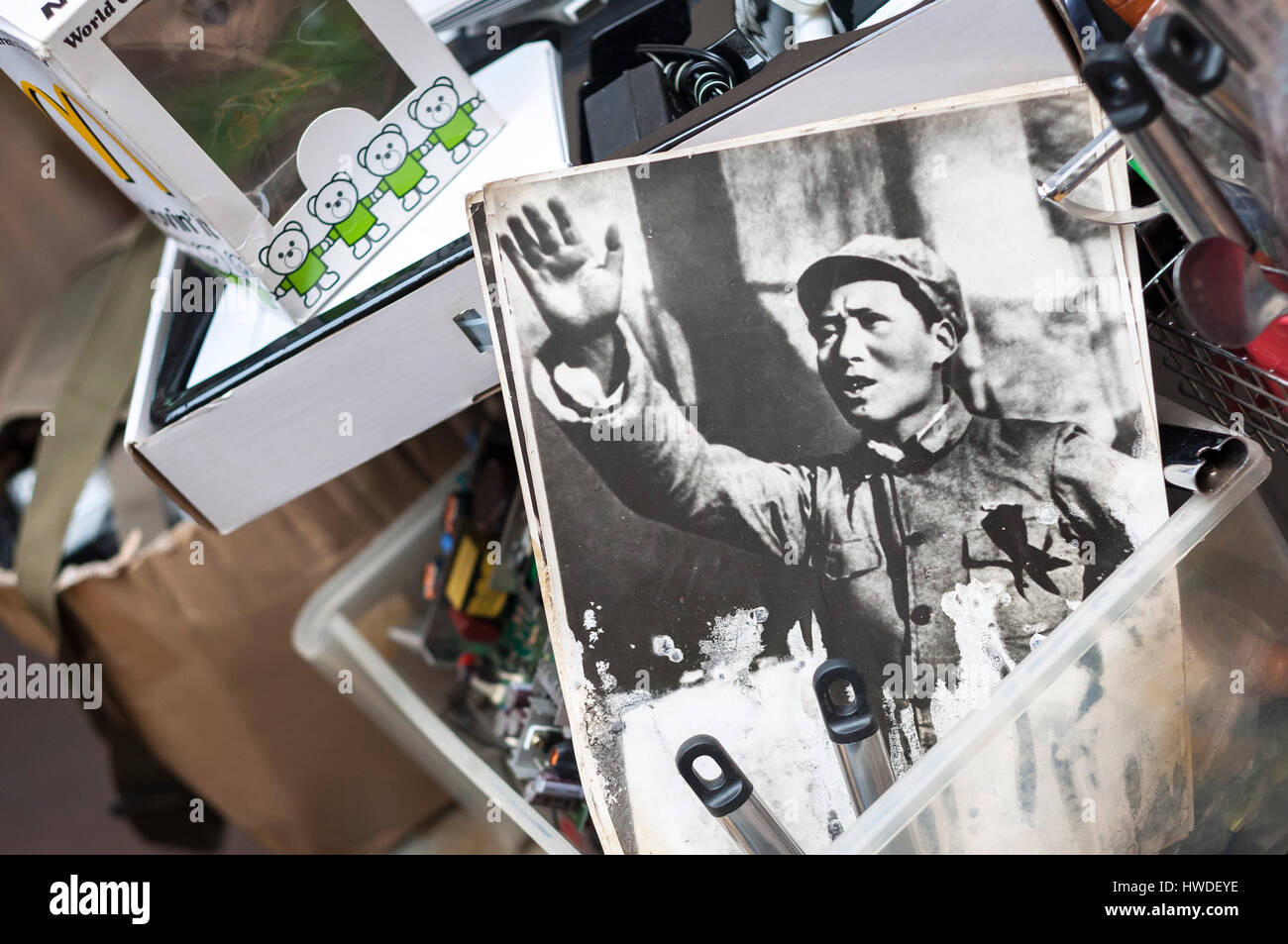 SHAM SHUI PO, HONG KONG - DEC 16, 2014 - Vieille photo de Mao à un marché d'antiquités de Hong Kong Banque D'Images
