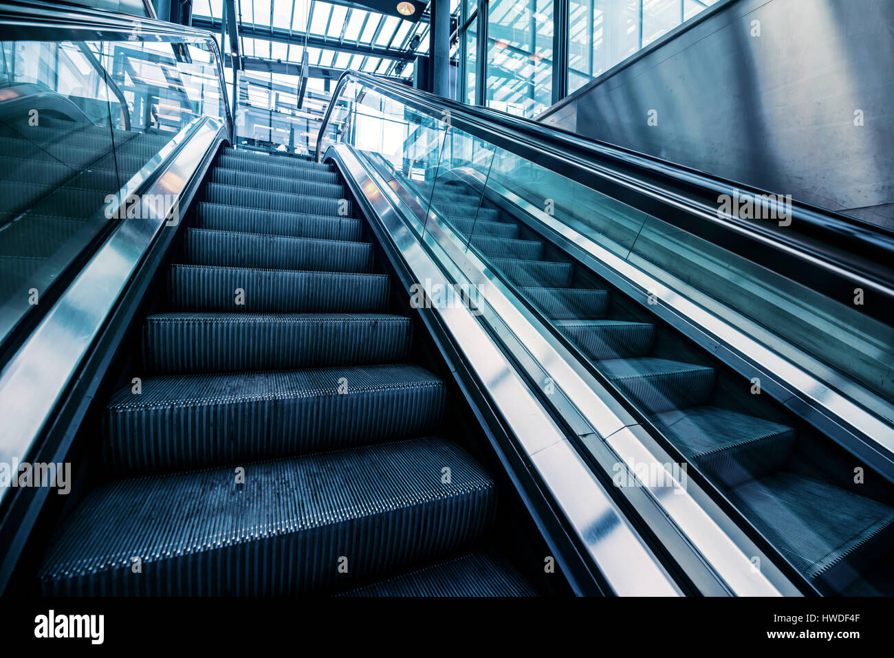 Déménagement vide dans l'escalator de la station de métro, l'arrière-plan de la vie moderne urbaine ville Banque D'Images