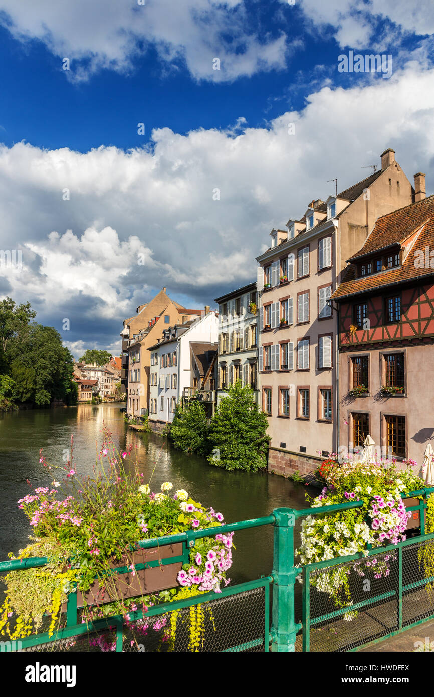 L'ill à la petite France à l'architecture traditionnelle, Strasbourg, Alsace. Banque D'Images
