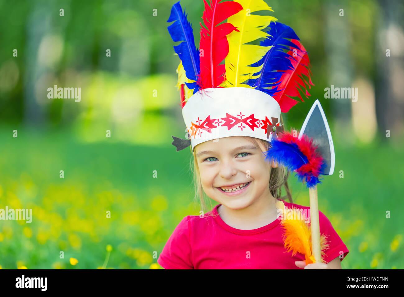 Peu drôle fille jouant native American Banque D'Images