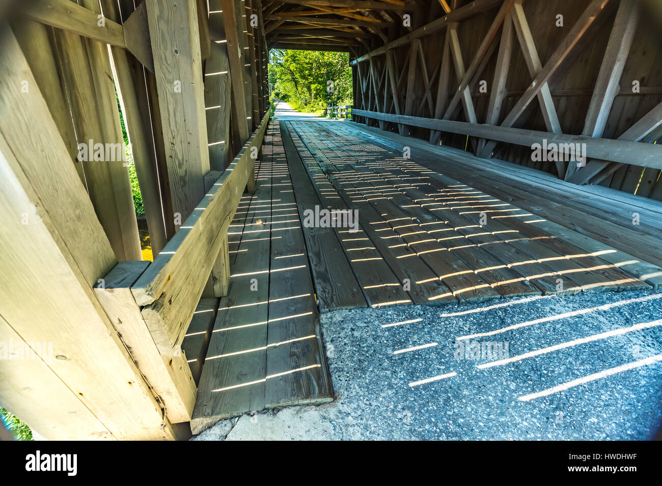 L'Bement pont couvert, un truss bridge, est un pont couvert en bois historique sur la route du centre au cours de la rivière Warner à Bradford, New Hampshire. Banque D'Images