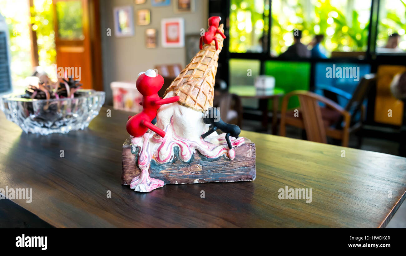 Magasin de crème glacée , Ice cream shop décoration, symbole de la glace, beaucoup de fourmis sur ice-cream cone Banque D'Images