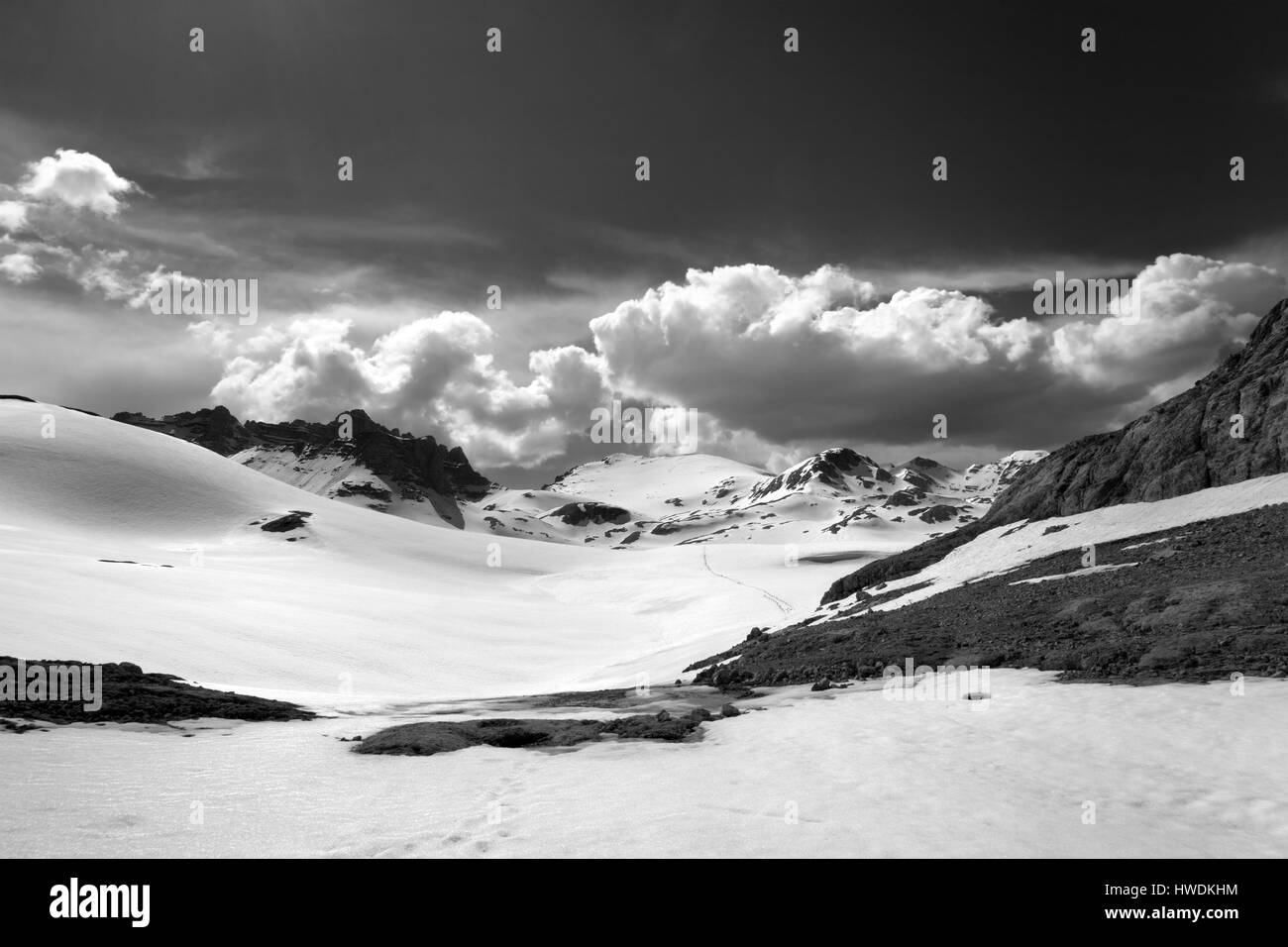 Vue en noir et blanc sur la neige plateau avec sentier pédestre. La Turquie, Monts Taurus centrale, Aladaglar (Anti-Taurus), du plateau (Edigel Ije Goller) Banque D'Images