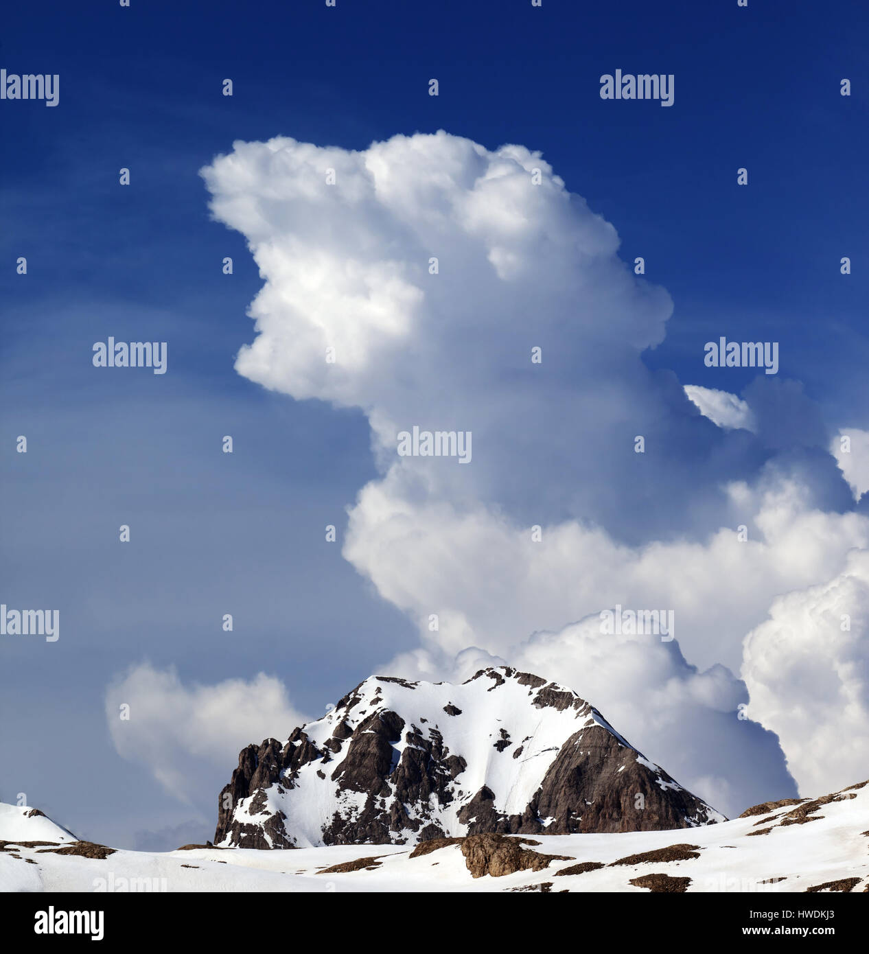 Les roches dans la neige et le ciel bleu avec des nuages au soleil du printemps. La Turquie, Monts Taurus centrale, Aladaglar (plateau) Edigel Anti-Taurus (IJE Goller) Banque D'Images