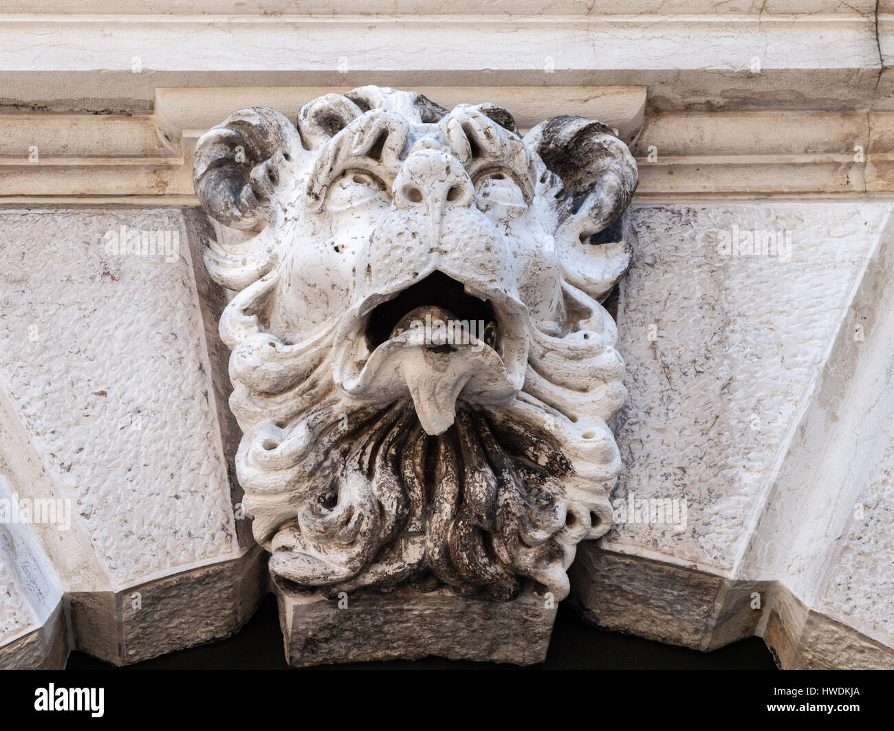 Sculpture d'un Lion sur une arcade à Venise, en Italie, en format paysage. Banque D'Images
