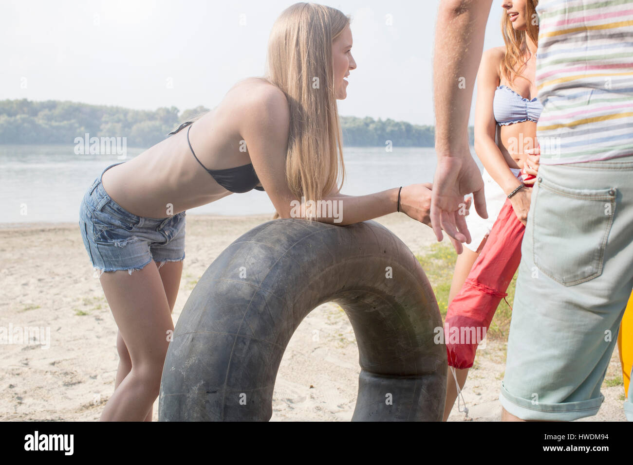Group of friends enjoying beach party Banque D'Images