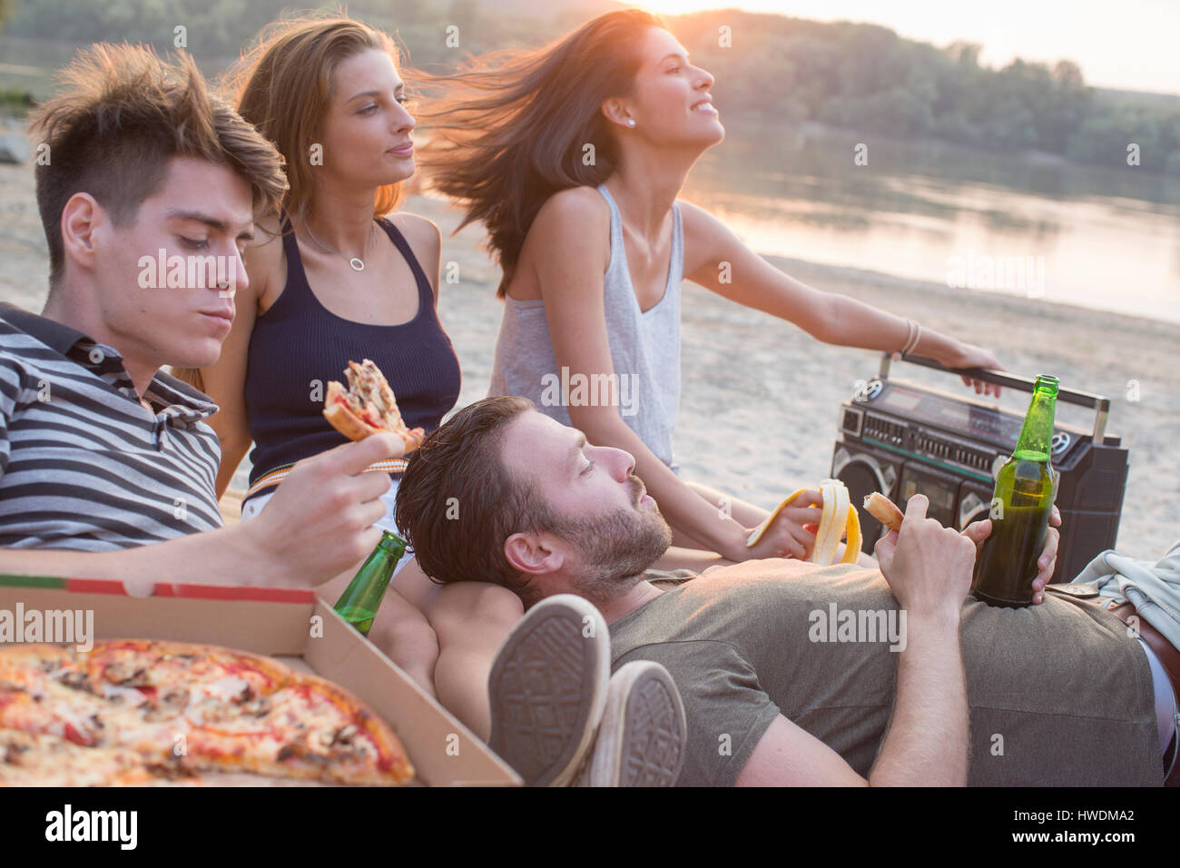 Groupe d'amis de boire, profiter de la plage) Banque D'Images