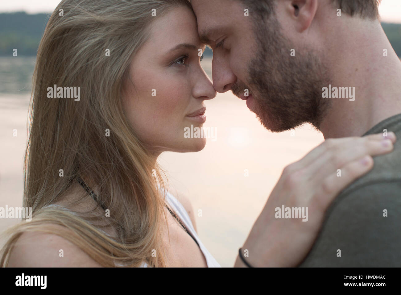 Couple hugging by river Banque D'Images