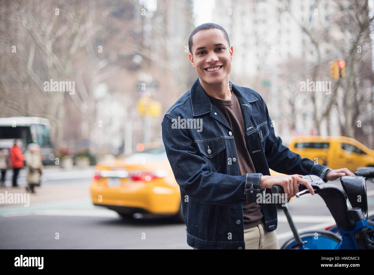 Jeune homme à l'aide de vélos de ville, Manhattan, New York, USA Banque D'Images