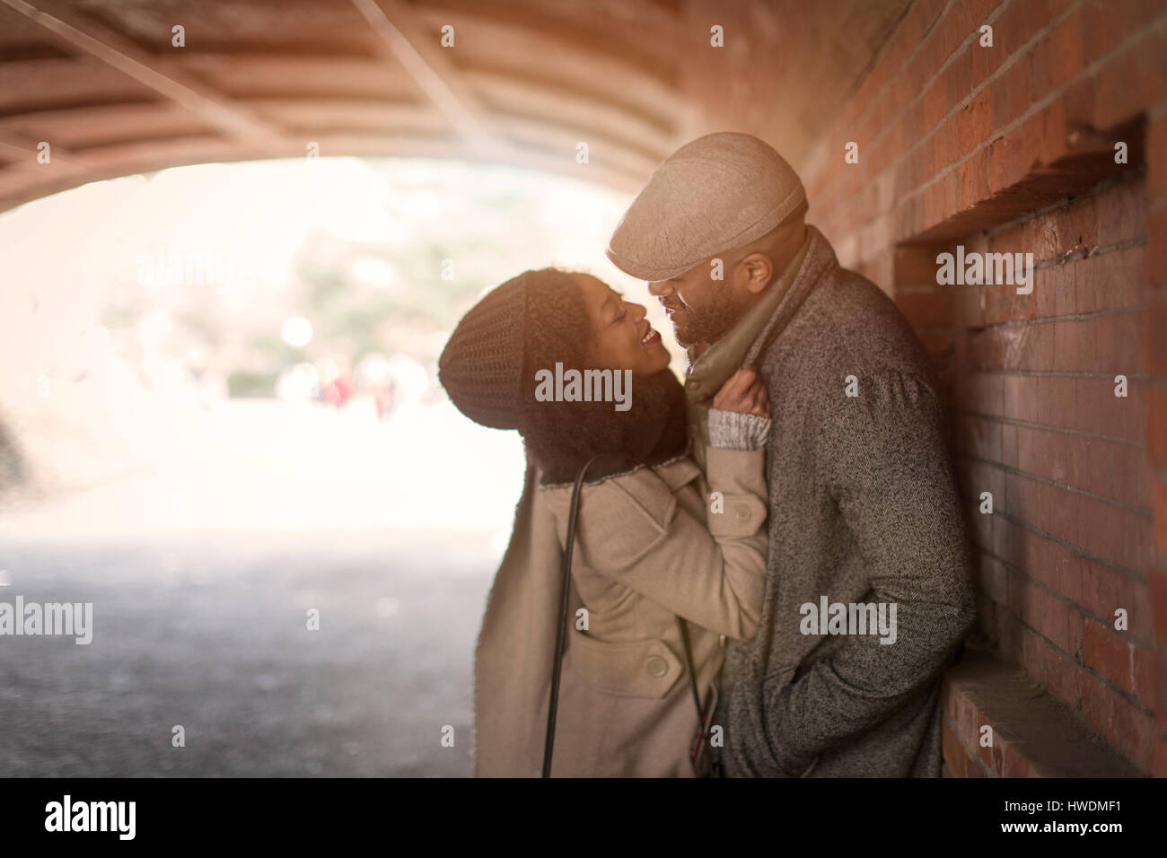 Couple face à face dans le tunnel Banque D'Images