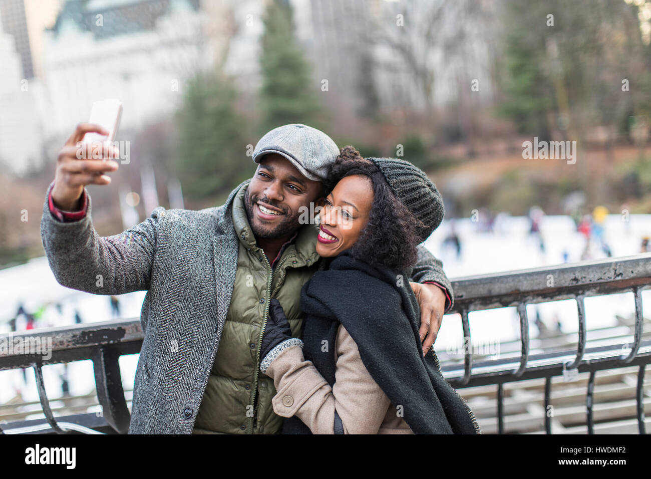 Couple qui selfies smartphone sur balcon-ville Banque D'Images