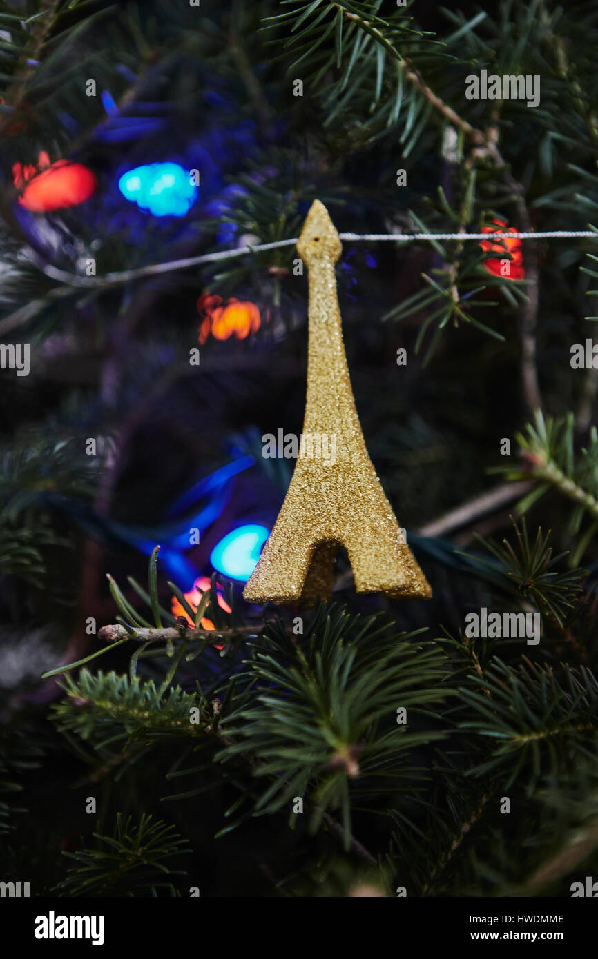 Décoration de Noël, dans la forme de la Tour Eiffel, hanging on Christmas Tree, close-up Banque D'Images