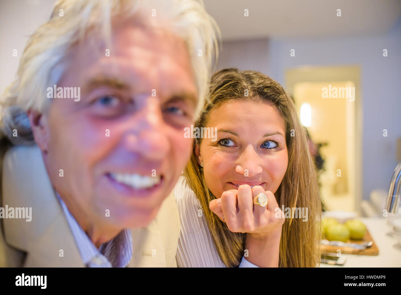 Le père et sa fille adulte, smiling, close-up Banque D'Images