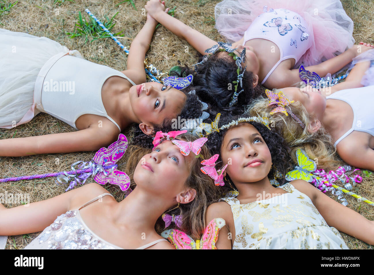 Groupe de jeunes filles vêtues comme les fées, couché en cercle, ensemble Banque D'Images