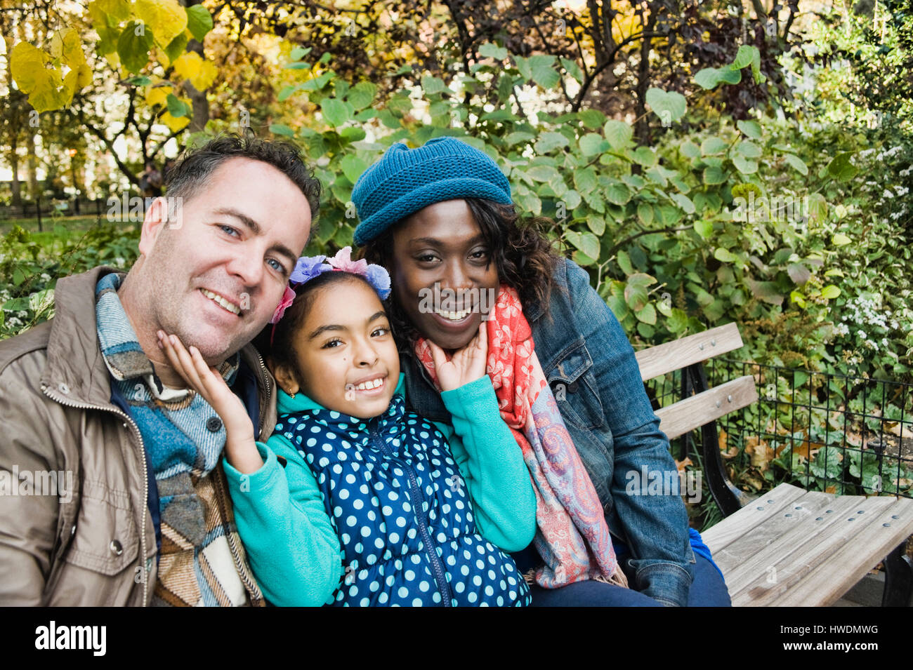 Dans la famille park smiling at camera Banque D'Images