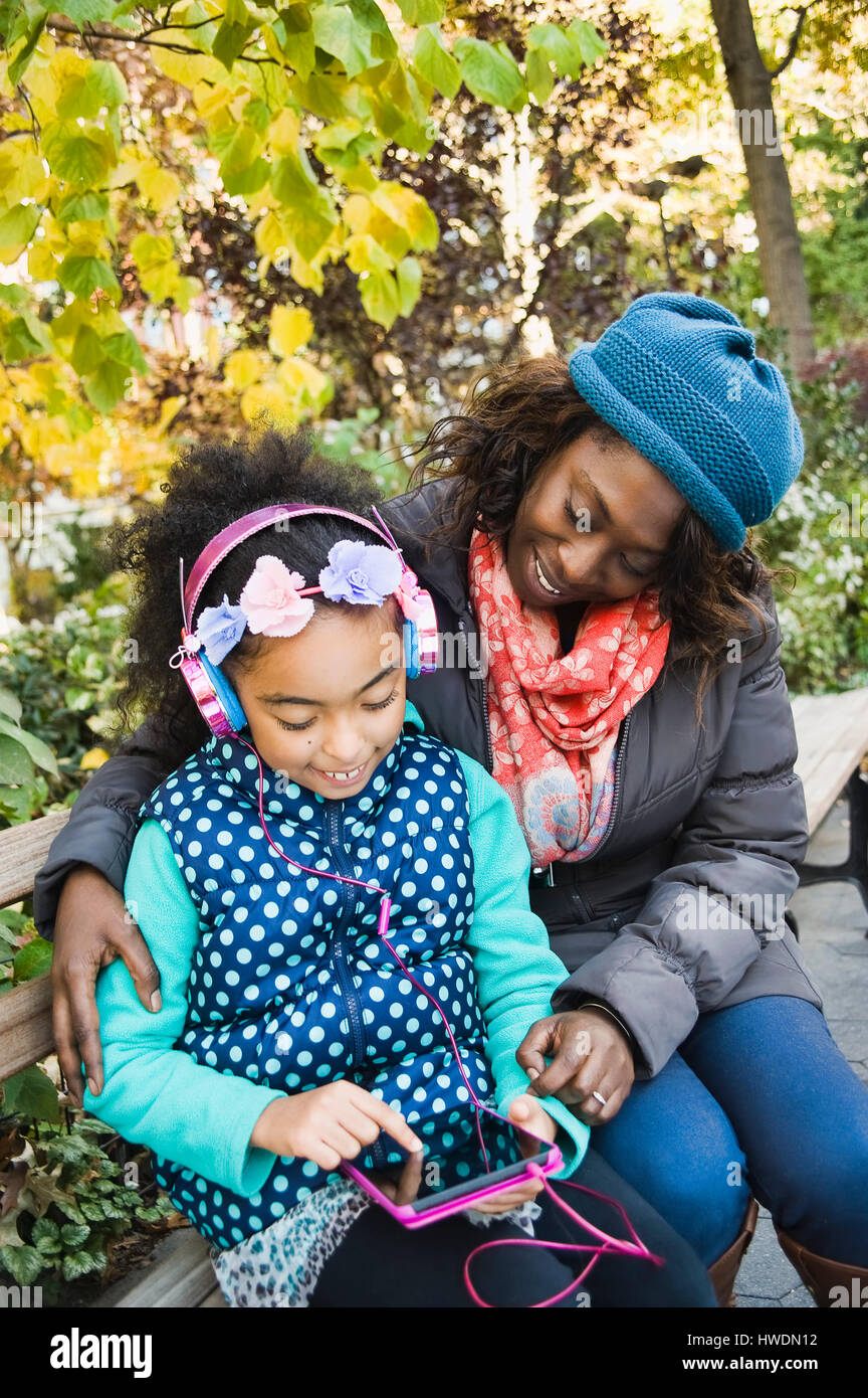 La mère et l'enfant à l'aide de toy digital tablet Banque D'Images