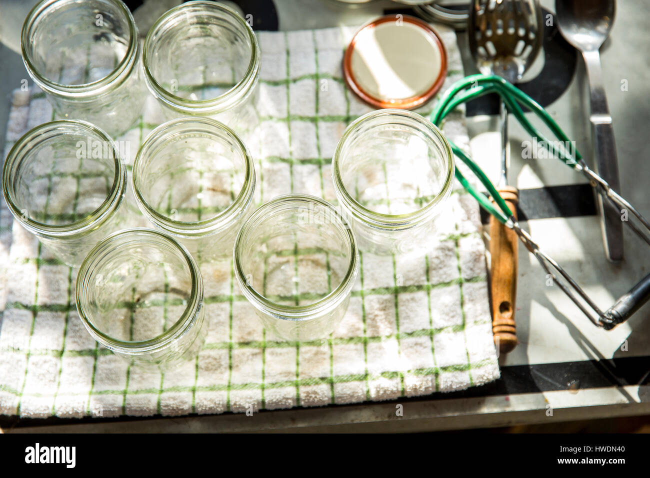 Vue de dessus de pots de confitures stérilisés sur un torchon Banque D'Images