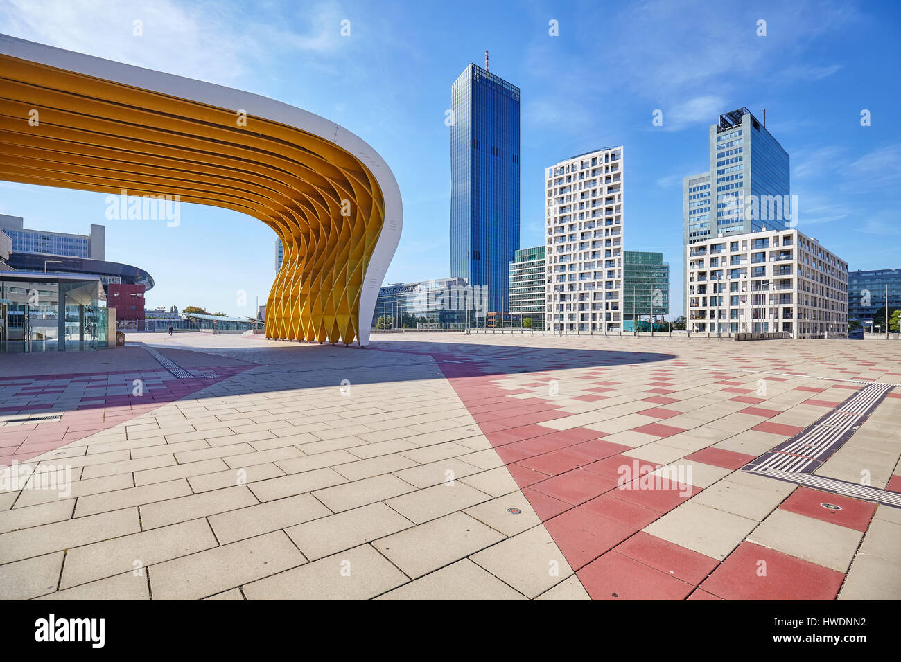 Vienne, Autriche - Août 14, 2016 : l'architecture moderne de Vienna Donau complexe sur une belle journée d'été. Banque D'Images