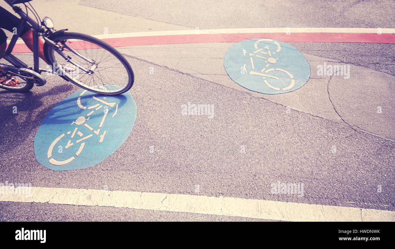 Tons Vintage bicycle lane avec partie avant d'un vélo en mouvement. Banque D'Images