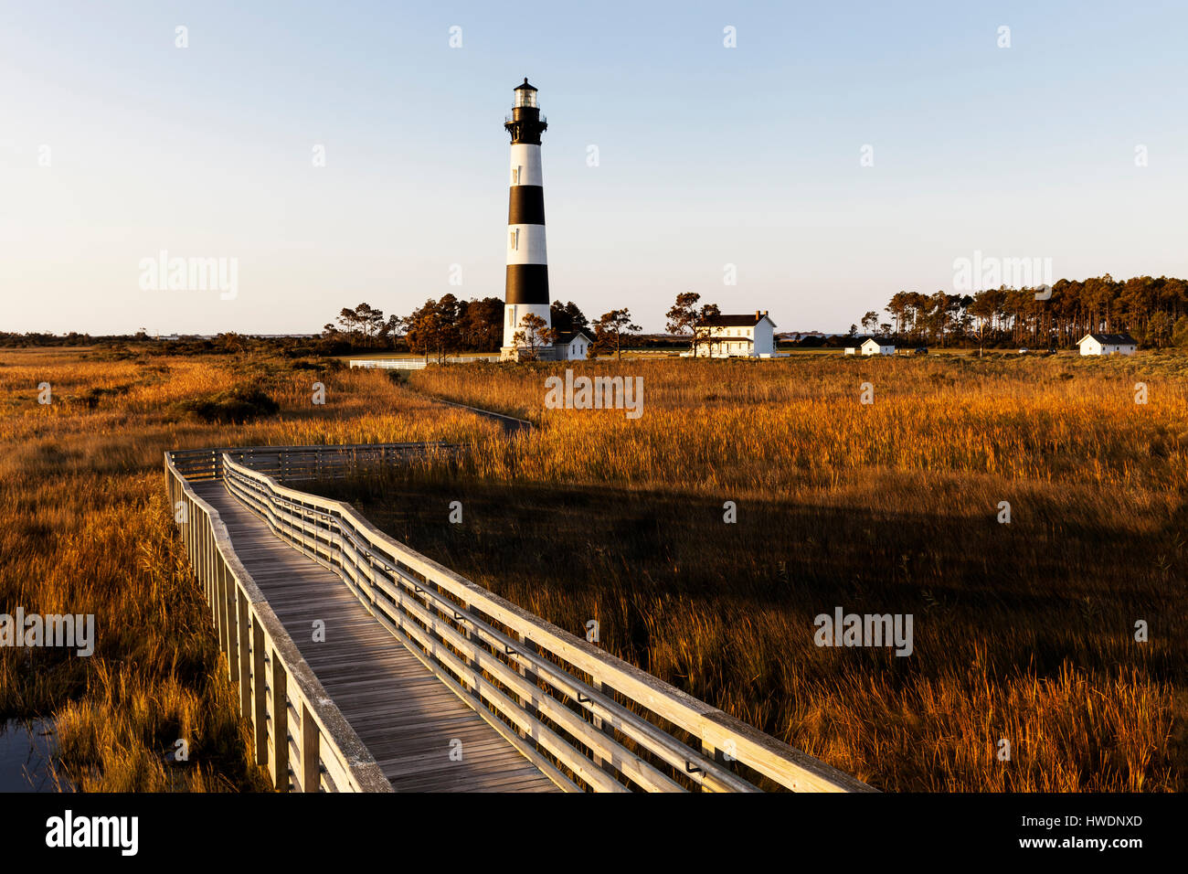 NC00715-00...CAROLINE DU NORD...Lever du Soleil à Bodie Island Lighthouse à Cape Hatteras National Seashore sur les bancs extérieurs. Banque D'Images