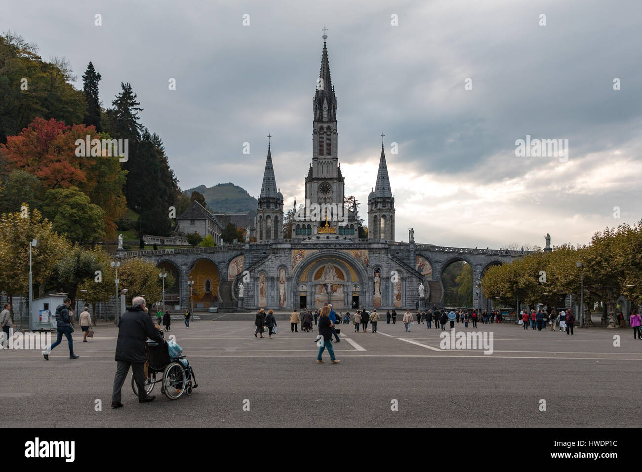 Pilgrms arriver au Sanctuaire de Notre-Dame de Lourdes, France Banque D'Images