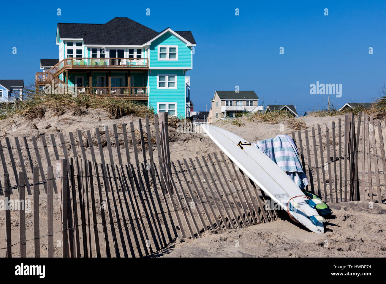 NC00746-00...CAROLINE DU NORD - surf, le sable clôture et maisons de plage à Rodanthe sur les bancs extérieurs, Cape Hatteras National Seashore. Banque D'Images