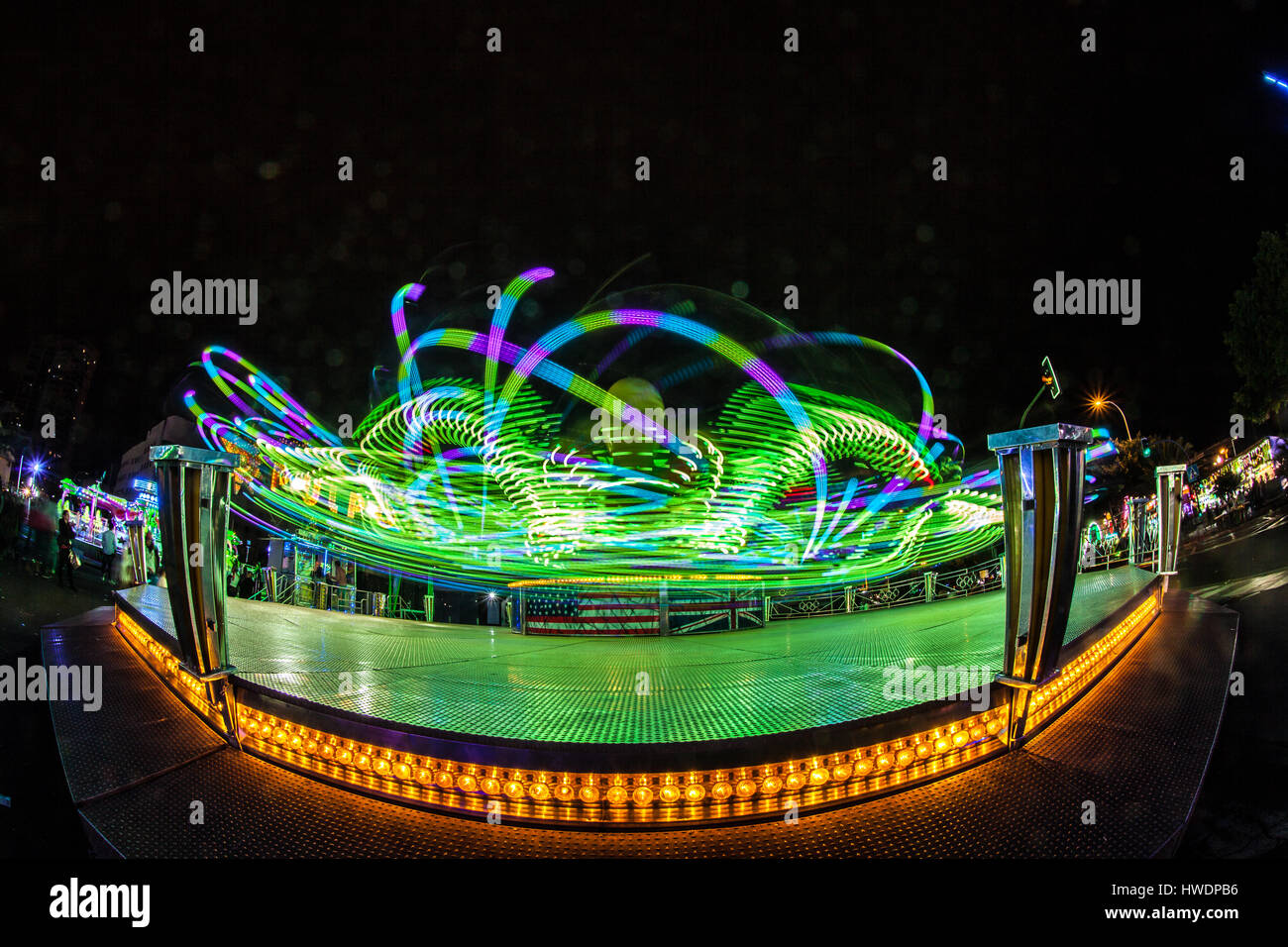 Fairground attraction durant la nuit à Santa Cruz de Tenerife Carnival. Banque D'Images
