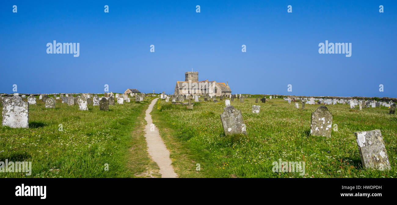 Royaume-uni, le sud-ouest de l'Angleterre, Cornwall, Tintagel, vue de l'église paroissiale de Sainte Materiana avec cimetière Banque D'Images