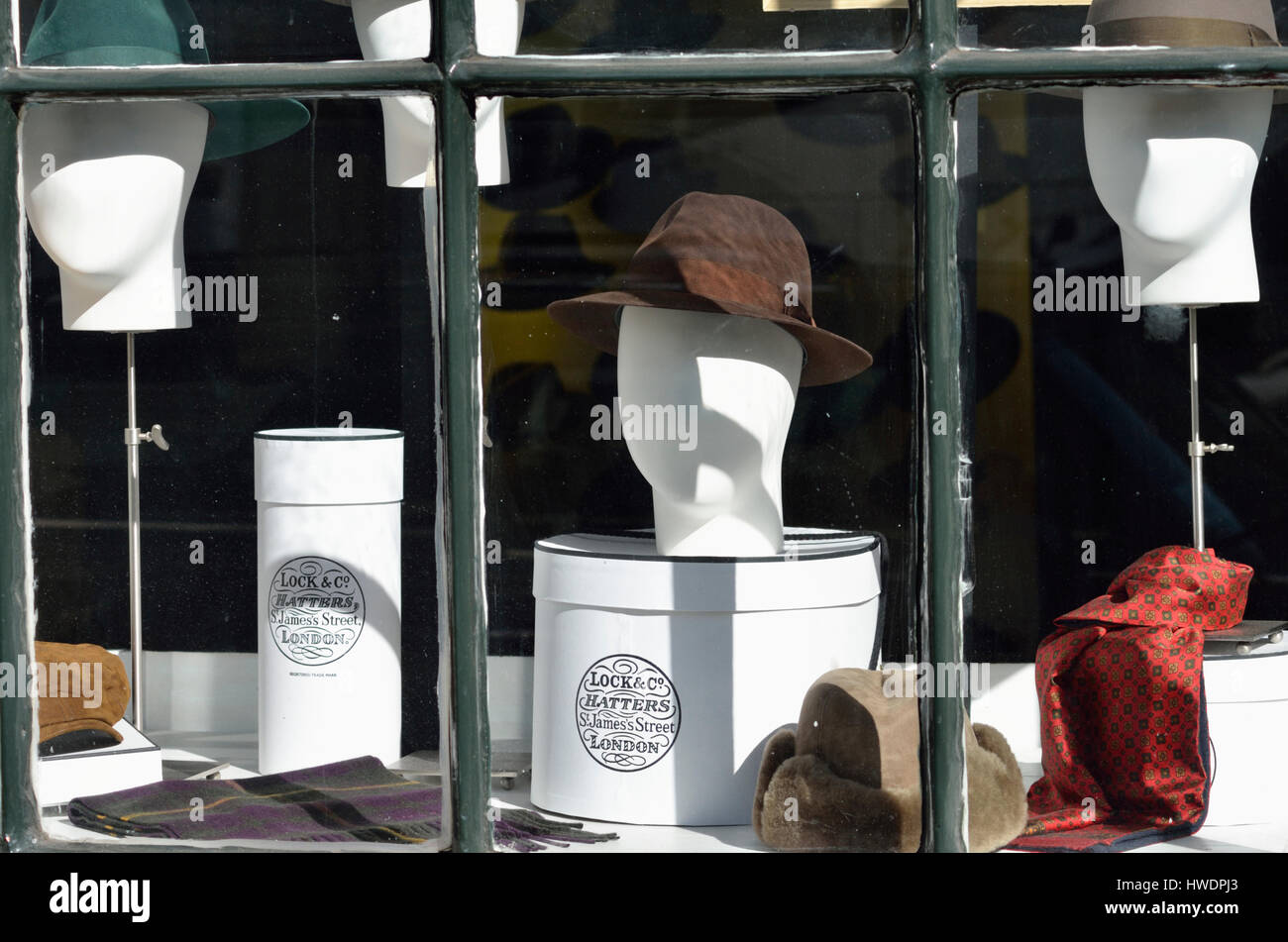 Lock and Co Hatters vitrine dans St James's St, Londres, Royaume-Uni. Banque D'Images