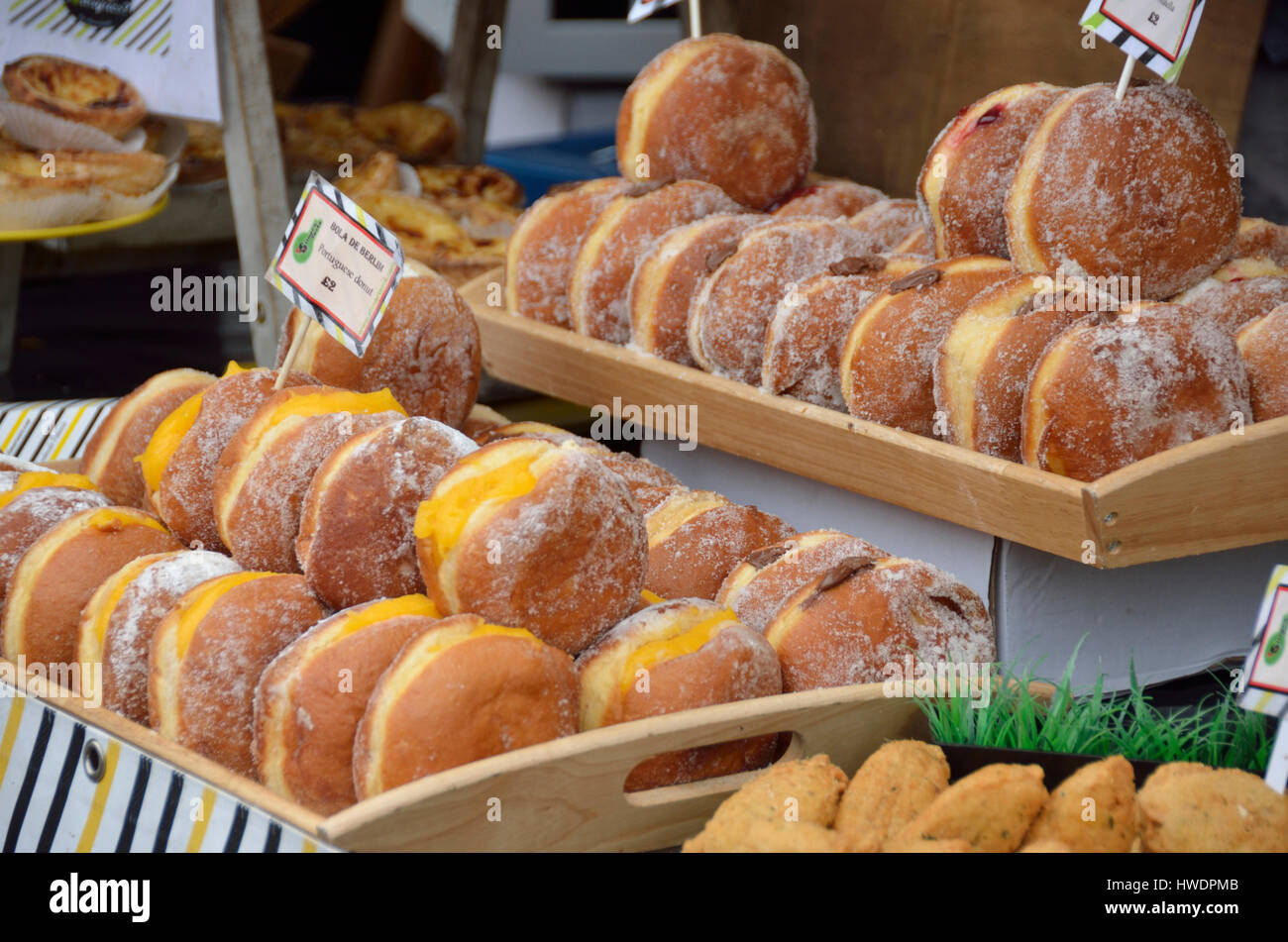 Beignets portugais affichée sur un étal de marché. Banque D'Images