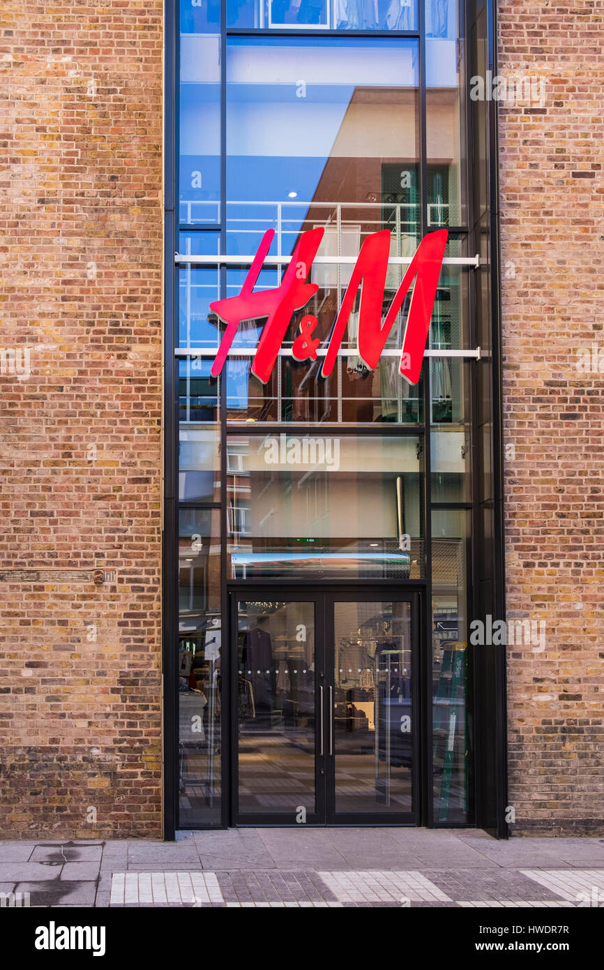 H&M en magasin entrepôt converti, Covent Garden, Londres, Angleterre, Royaume-Uni Banque D'Images