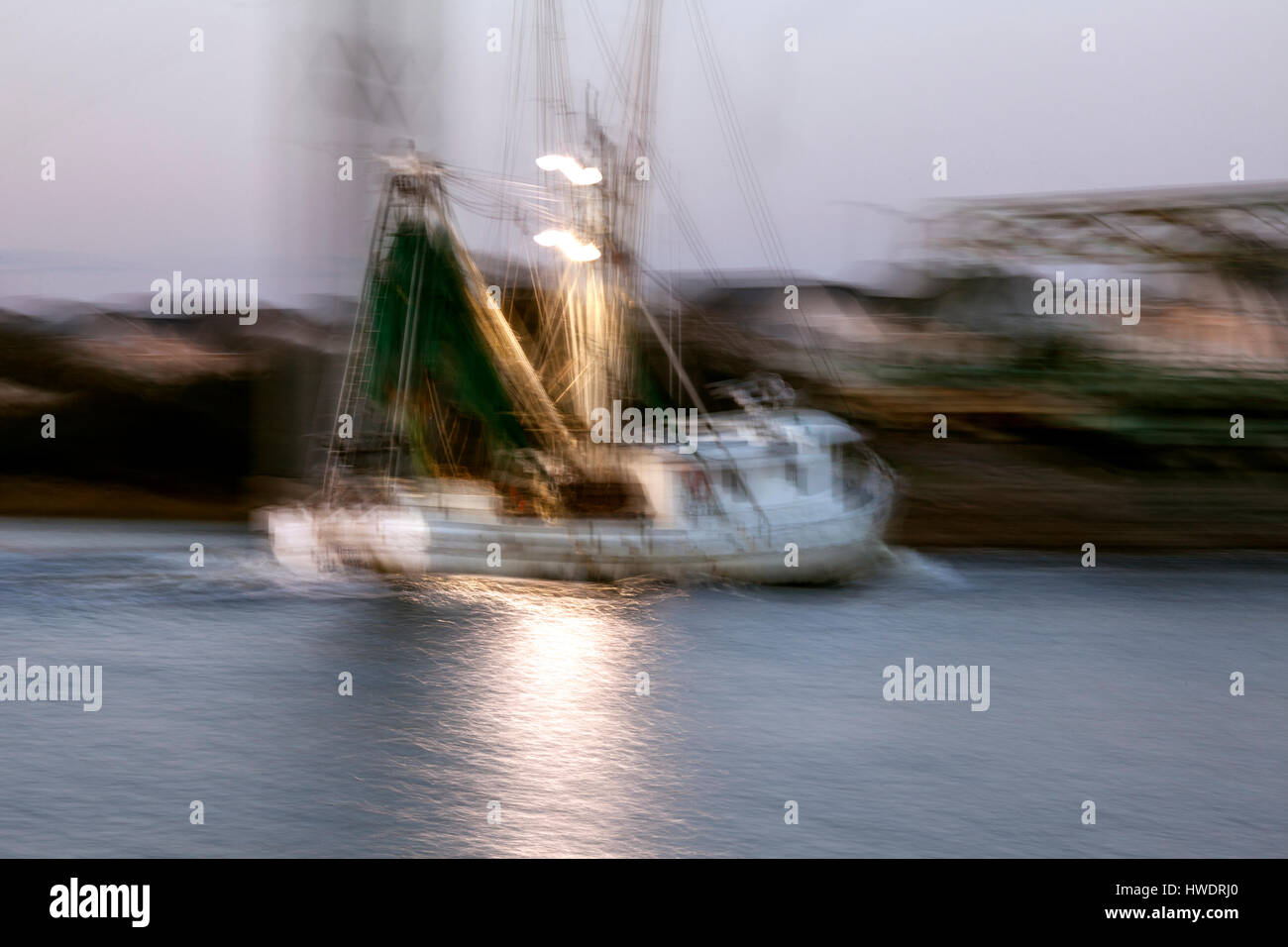 NC00899-00...CAROLINE DU NORD - bateau de pêche dans le chenal à Surf City. Banque D'Images