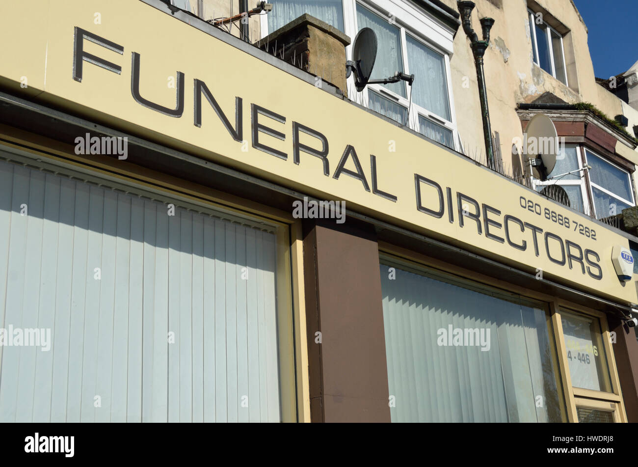 Les directeurs de funérailles signe au-dessus d'une vitrine. Banque D'Images