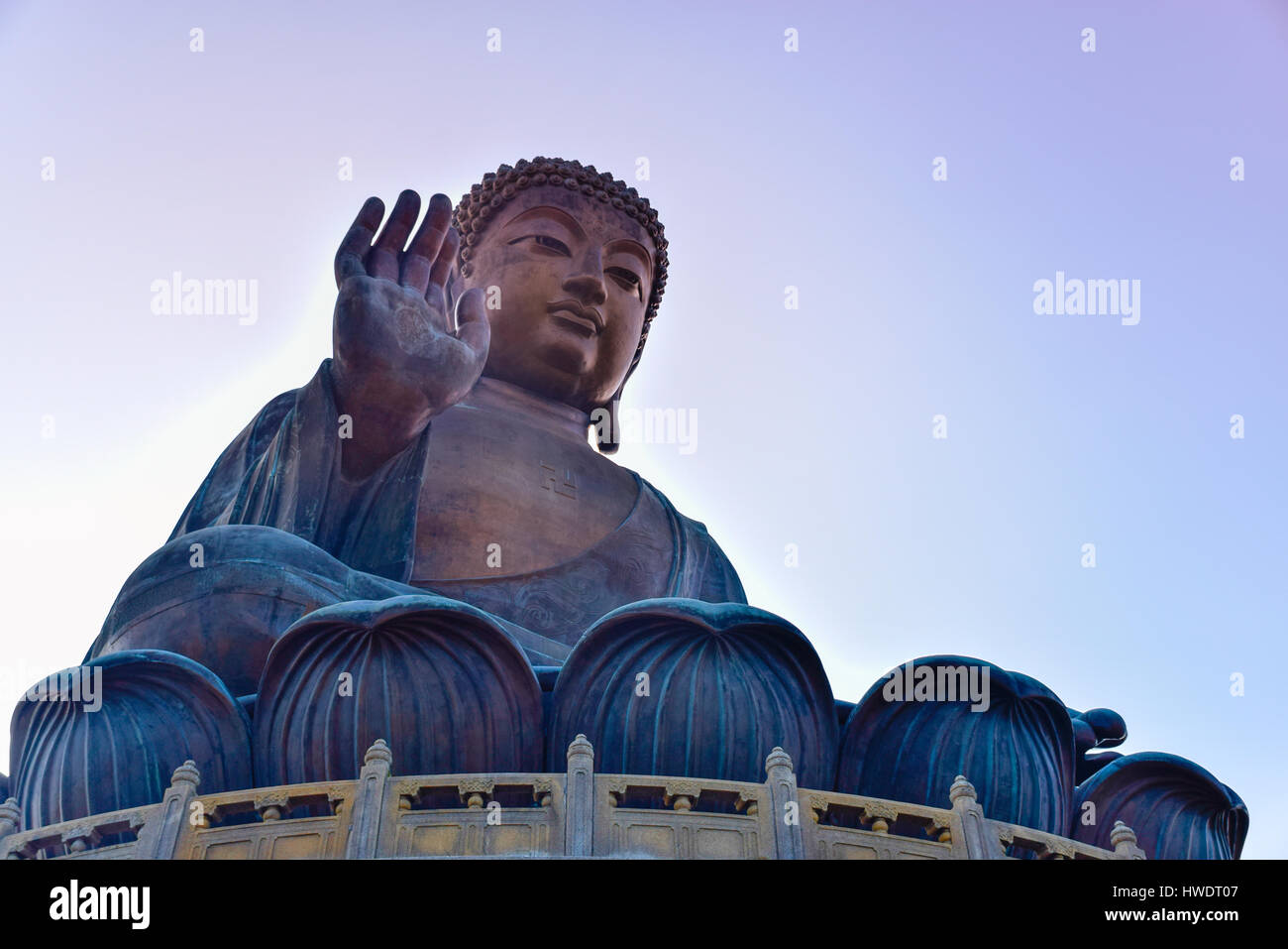 L'énorme Tian Tan Buddha (Big Buddha) au monastère Po Lin, Hong Kong with copy space Banque D'Images